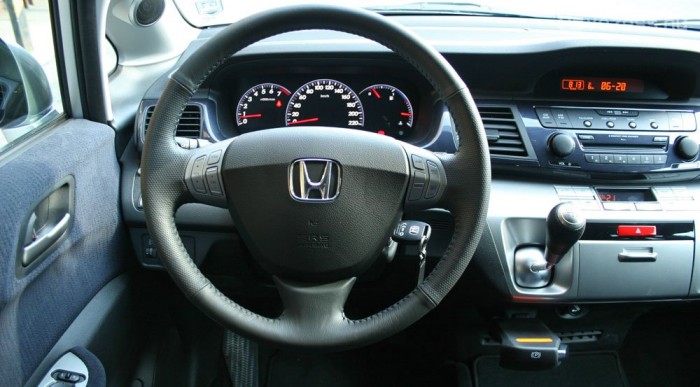 Teszt: Honda FR-V 1,8 Comfort 8 | Vezess Puha belső