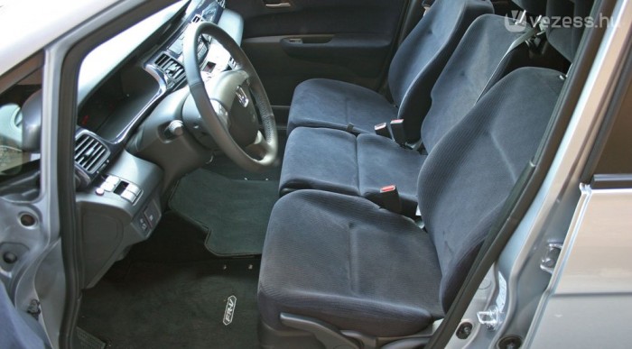 Teszt: Honda FR-V 1,8 Comfort 7 | Vezess Hárman egy sorban