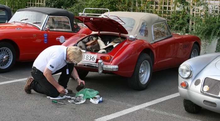 Ő az aranyozós, nagybajuszú őrült