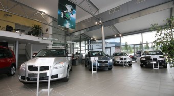 Zuhanásban a hazai autópiac