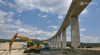 Tiltott járművel a 40 milliárdos hídon