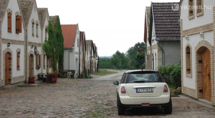 Ez a borfalu főutcája