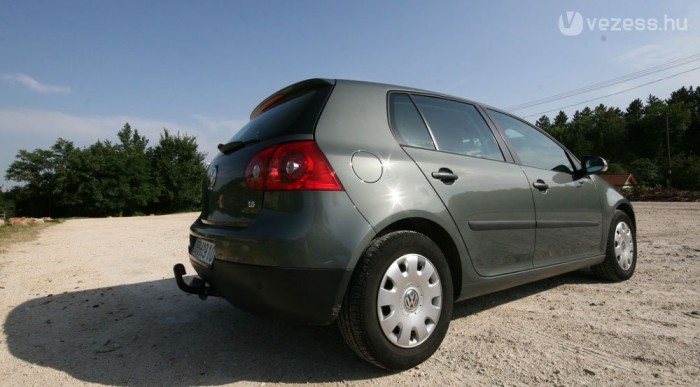 Monolit tömbnek mutatja magát