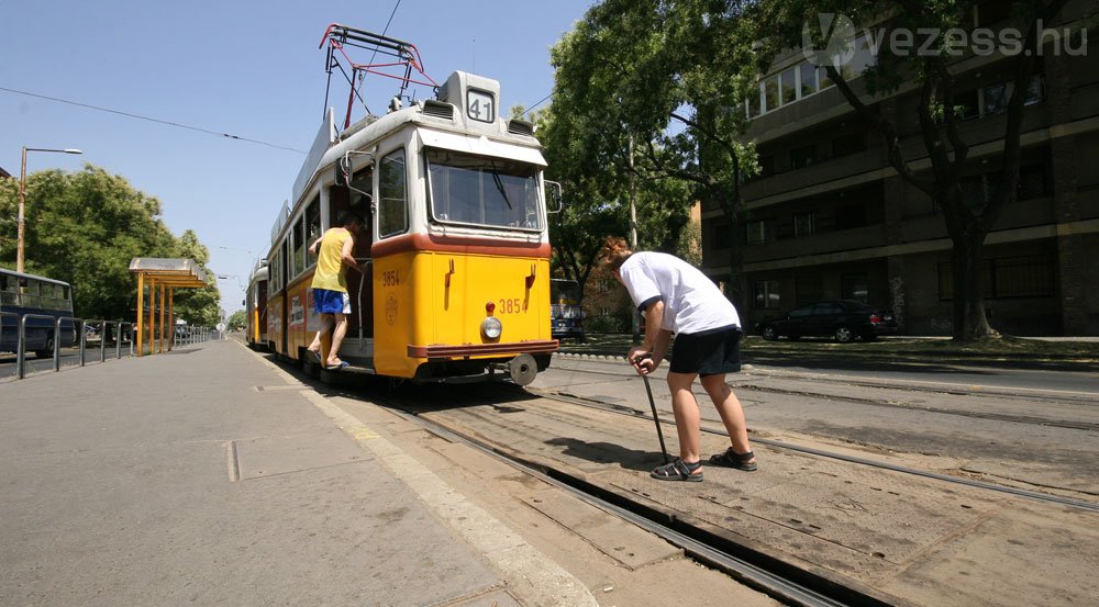 A legcsinosabb UV vezető éppen a váltóval küzd