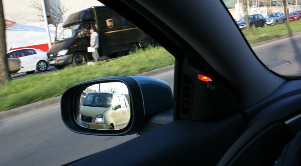 Narancs riadó, előz egy Suzuki!