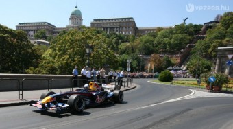 Palik a Lánchídon száguldott