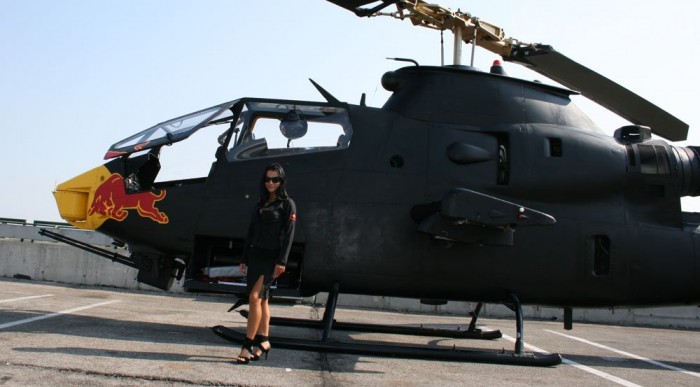 Lány veszélyes fegyverrel