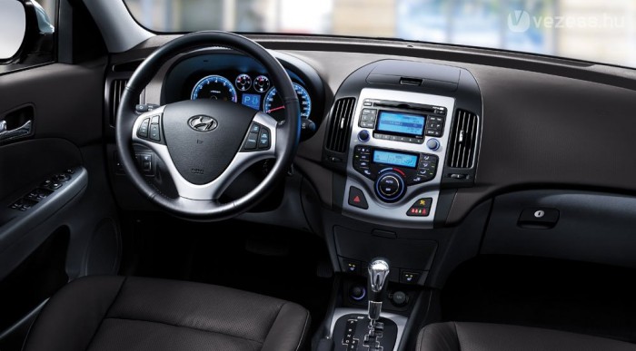 Belül is látni, hogy a Cee'd rokona