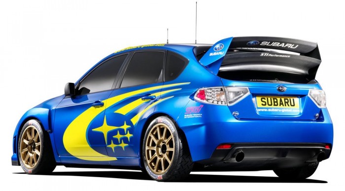 Masszív szélesítéssel és aranyszínű felnikkel