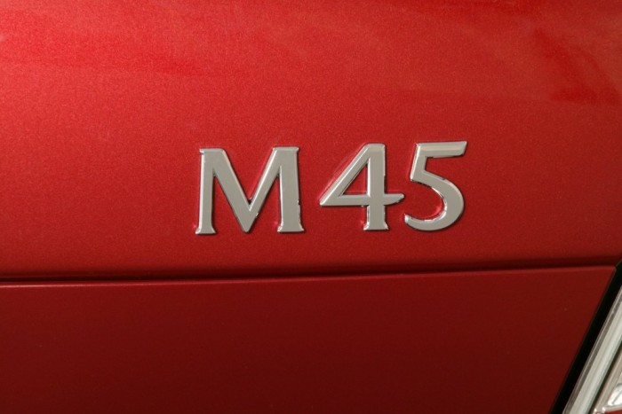 Nem a néven, hanem a reklámján bukott ki a BMW