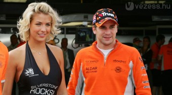 A kirúgott pilóta visszaülhet