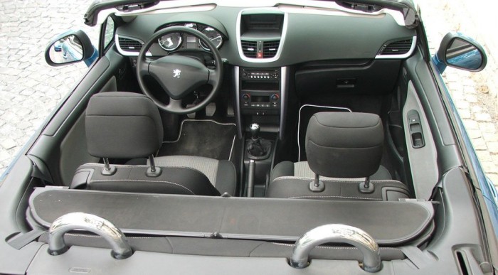 Teszt: Peugeot 207 CC 1,6 8 | Vezess Gyakorlatilag kétszemélyes