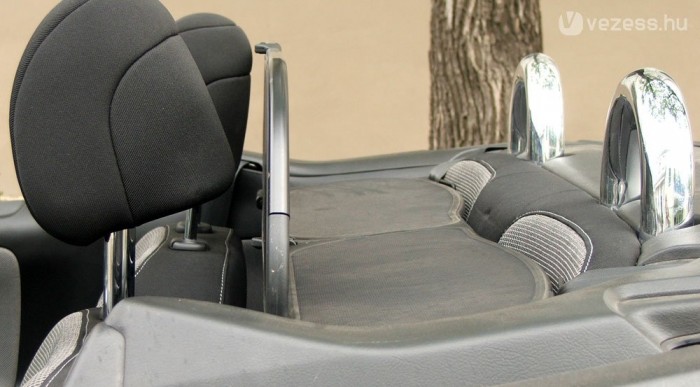 Teszt: Peugeot 207 CC 1,6 9 | Vezess Jól jön a szélfogó nyílt úton