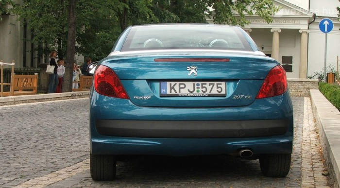 Teszt: Peugeot 207 CC 1,6 7 | Vezess Zártan nehézkes és áttekinthetetlen