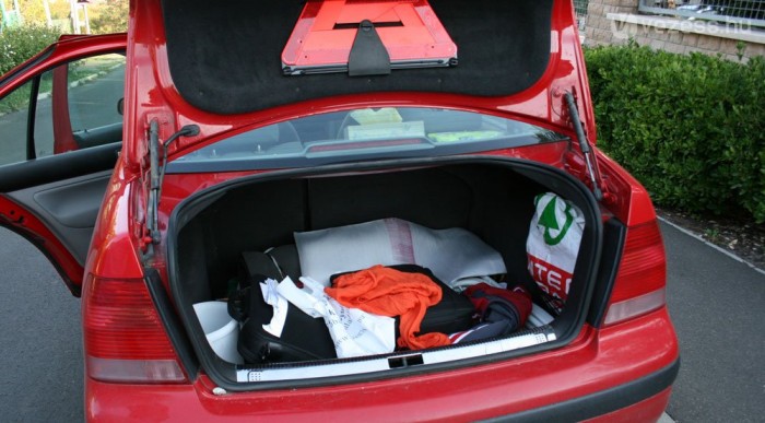 A csomagtartónak apró a nyílása, de nagy a térfogata