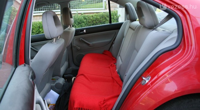 Élőben kevés a hely hátul