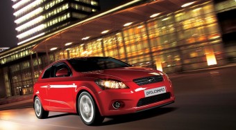 Itt a háromajtós Kia