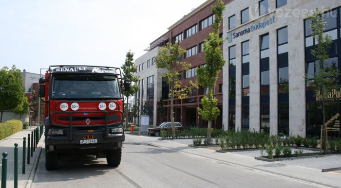 Három parkolóhelyre fér be