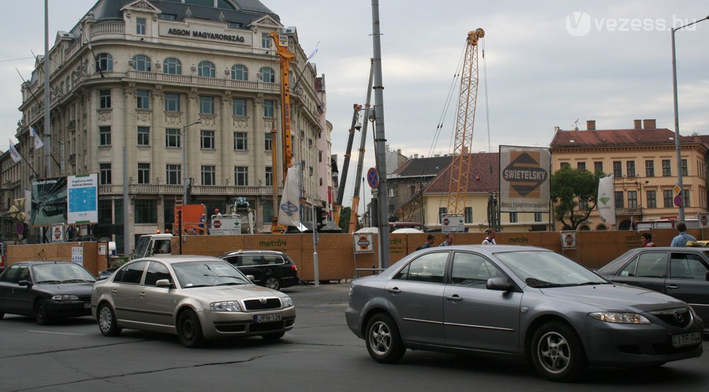 Elöl dugó, hátul gödör a Kálvin téren