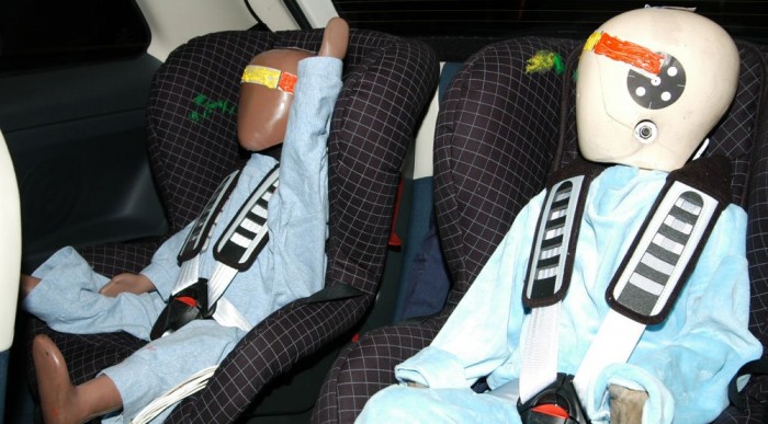 A gyerekek lefejelik az ülésüket