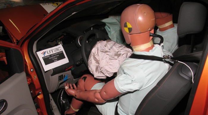 A Renault se a régi, négy csillag 3 | Vezess A térdét beütheti