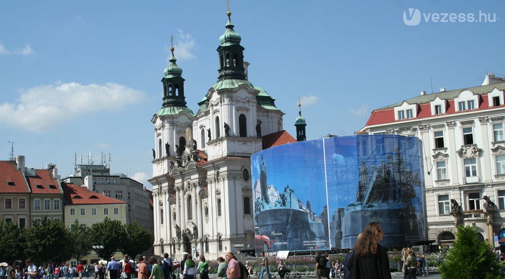 Husz János szobra átmenetileg elrejtőzött