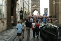 Ömlenek a turisták a Károly-hídra