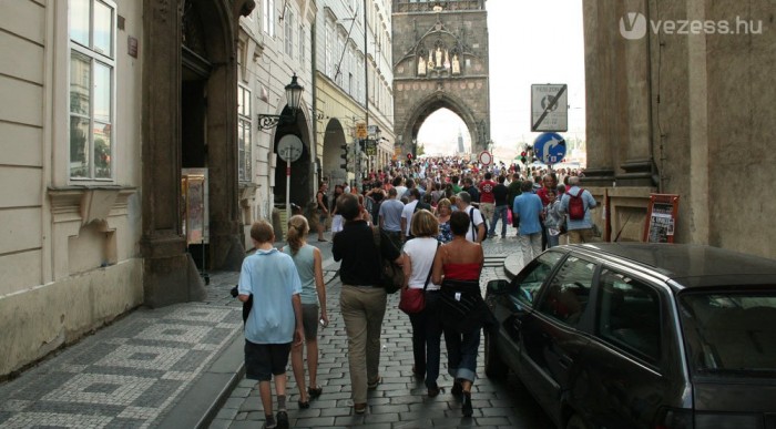 Ömlenek a turisták a Károly-hídra