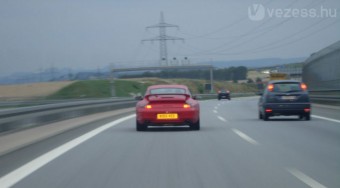 Marad az autópályás száguldozás
