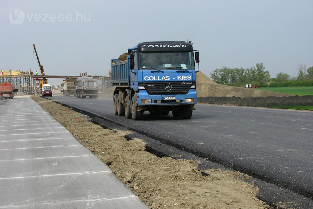 Marad az autópályás száguldozás 52