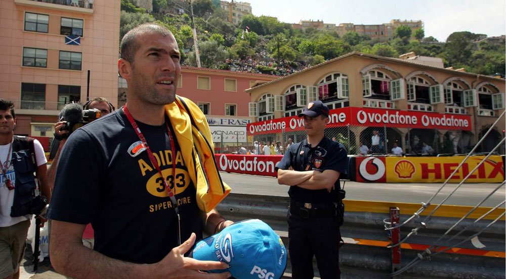 11815_91951_1000x700.jpg | Vezess | Vezess Zidane nagy F1-rajongó