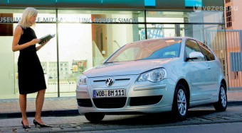 A Volkswagen és a kék járművek