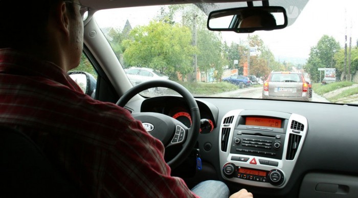 Olyan vezetni mint az ötajtóst