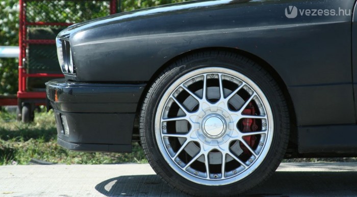 A fék miatt is kell a 18 colos felni