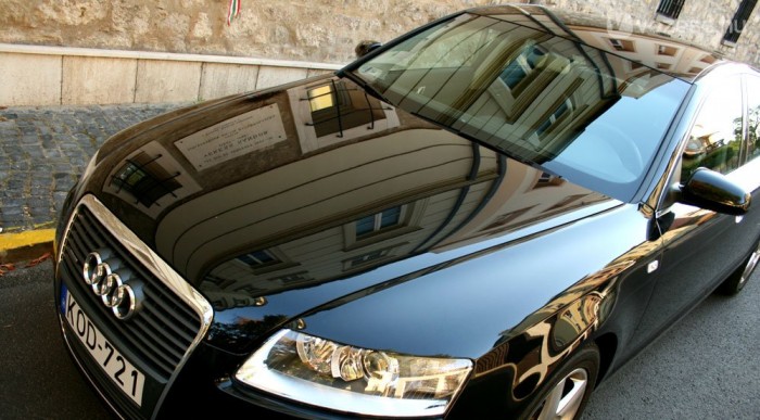 Nagy, fekete, elegáns