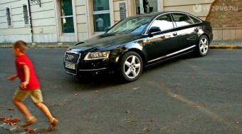 Teszten egy miniszteri autó