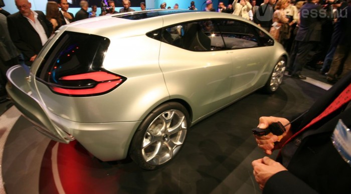 Gombnyomásra nyilik a csomagtér