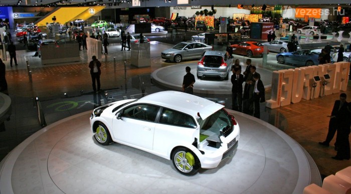 Még csend van, itt a Volvónál is