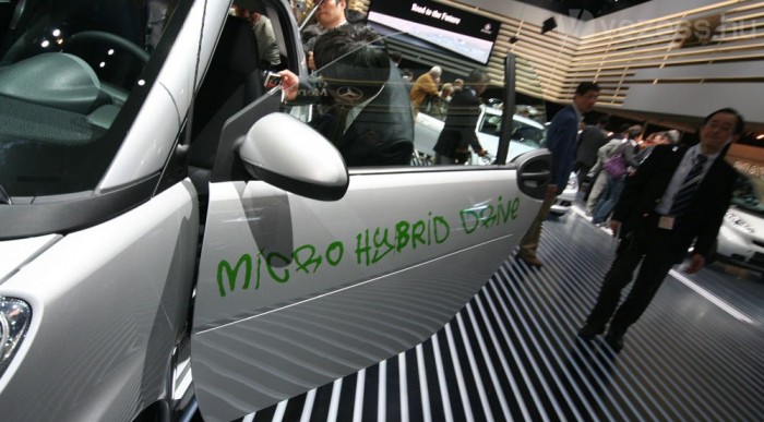 Városban 8 km/óra alatt leáll