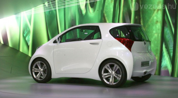 3 felnőtt és 1 gyerek fér el