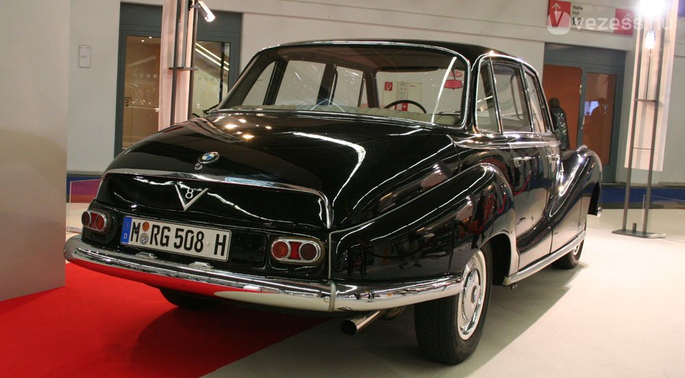 V8-as motorja van