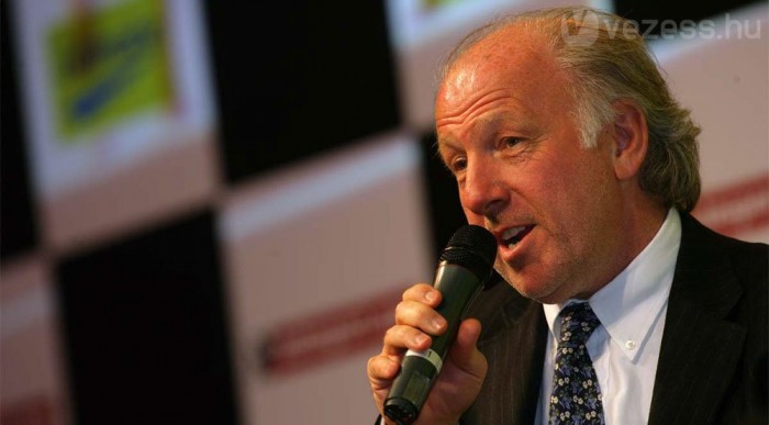 Maga vezette a gépet