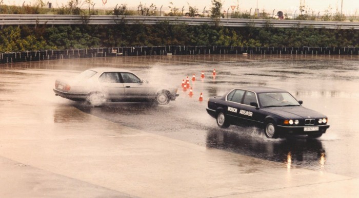 ASR híján gázra kifarol a BMW. Kép: Bosch