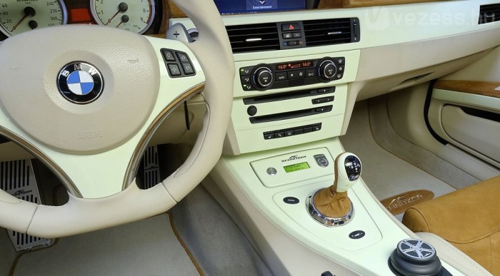 Spéci BMW-k, spéci motorral 7 | Vezess A kormány mellett a pedálok, a kézifék és a váltókar is egyedi