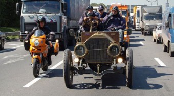 Százéves autó a Forma-1-en