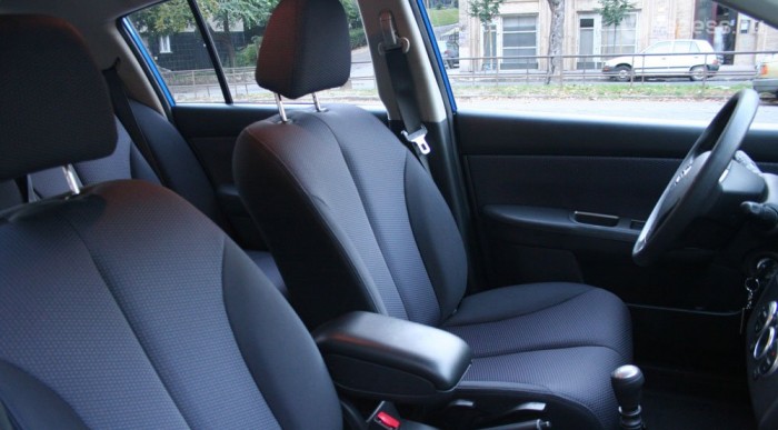 Magas ülés az ülés, ahogy az autó is