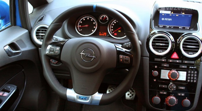 Azt el is felejtettem leírni, hogy milyen a középkonzol. Most már mindegy...