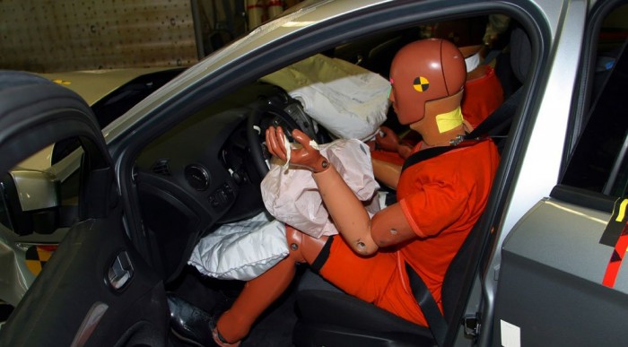 A vezető térde nem ért hozzá a műszerfalhoz