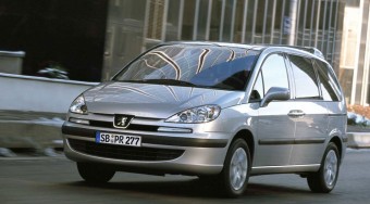 Beleerősít a Peugeot 807-es