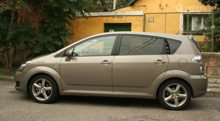 Csoda, hogy belefért három üléssor